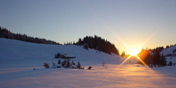 Schneeschuhwandern in den Sonnenuntergang im Bregenzerwald
